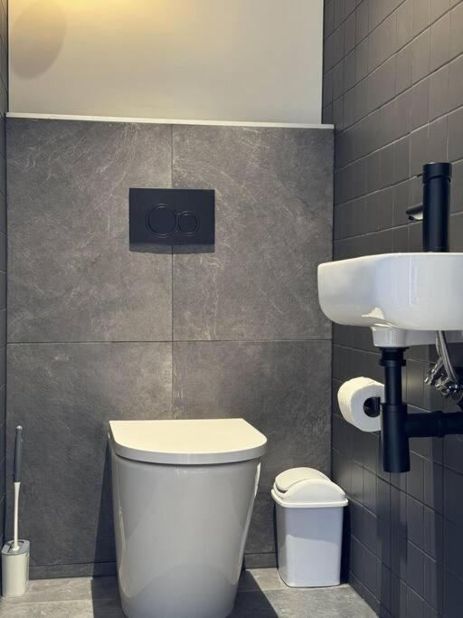 Black-Luxe Living In The Heart Of City Christchurch Exterior foto
