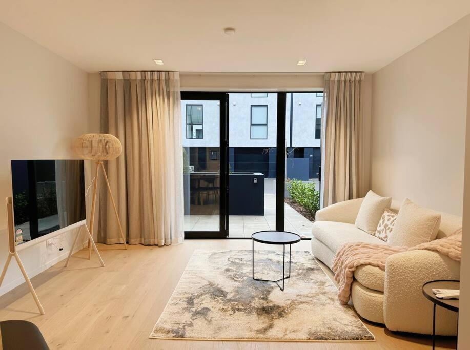 Black-Luxe Living In The Heart Of City Christchurch Exterior foto