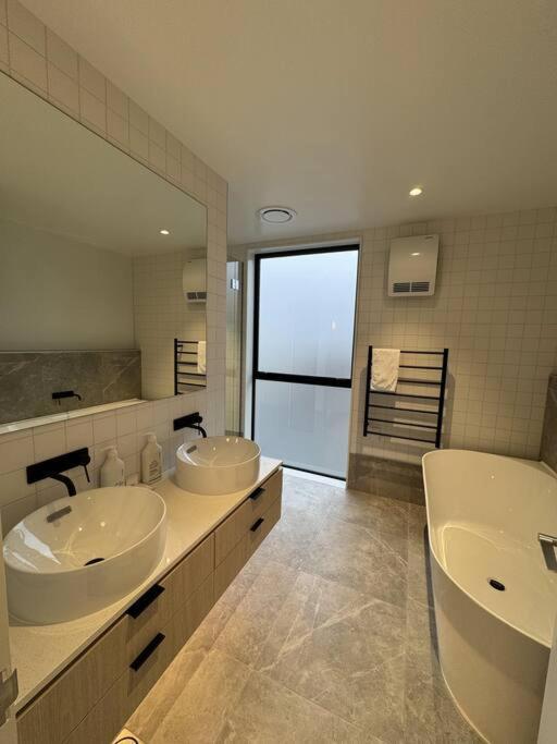 Black-Luxe Living In The Heart Of City Christchurch Exterior foto